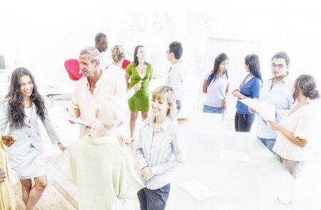 Several men and women are talking to each other.<br />©Rawpixel