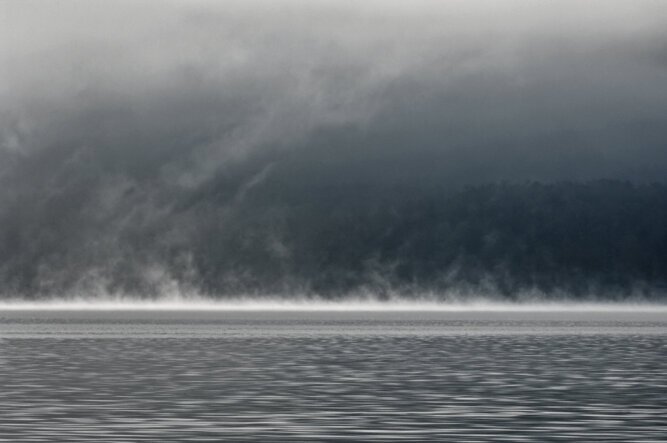 The photo shows a view of Lake Yamanaka with morning mist.<br />©memephoto